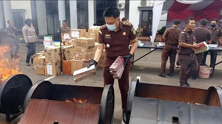 Kejari Pandeglang Musnahkan Ratusan Ribu Batang Rokok Ilegal