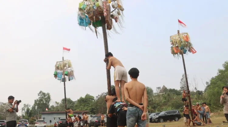 Peringati HUT RI, Polresta Serang Kota Gelar Panjat Pinang di Taktakan