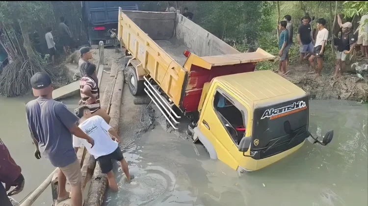 Jembatan Penghubung Antarkampung di Panimbang Ambruk