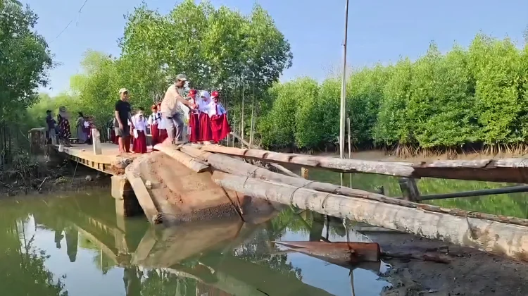 Jembatan Ambruk, Akses Pelajar dan Masyarakat Citoke Lumpuh