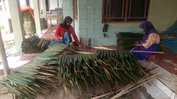 UMKM Atap Daun Sagu Aji Harap Bantuan Modal Pemerintah