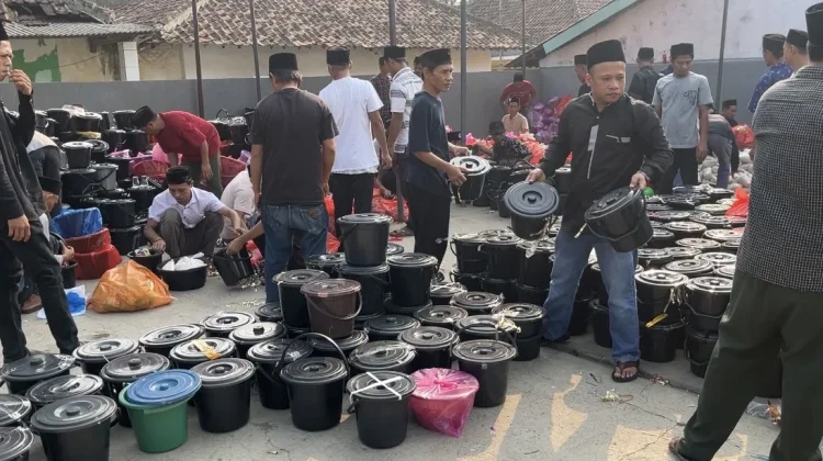 Antusiasme Warga Kalang Anyar Meriahkan Peringatan Maulid Nabi dengan 3.000 Ember