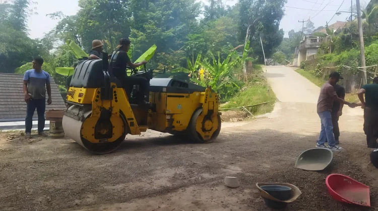 Warga Pandeglang Swadaya Aspal Jalan Rusak