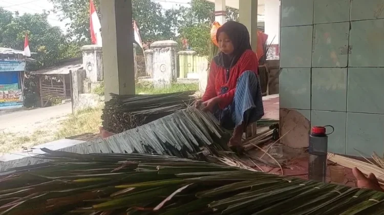Dari Pabrik ke Atap Rumbia, Aji Buka Lapangan Kerja
