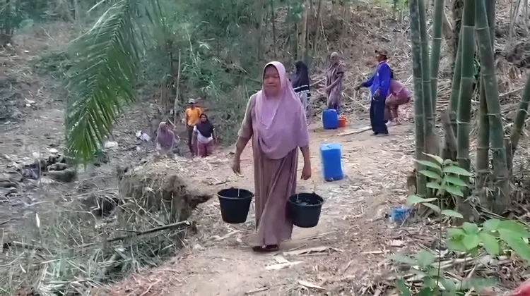 Kemarau Panjang, Warga Cikeusik Manfaatkan Air Sungai Keruh