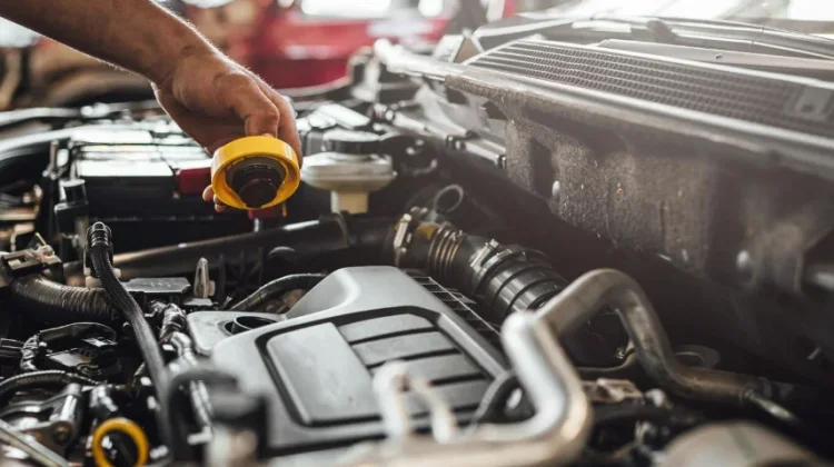 Jangan Tunggu Berisik, Kekurangan Oli Bisa Bikin Mesin Mobil Rusak Parah