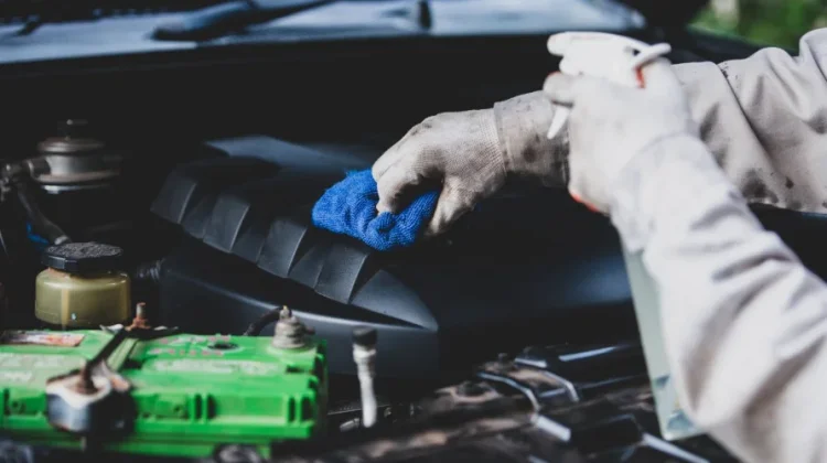 Jangan Asal Semprot! Begini Cara Aman Bersihkan Ruang Mesin Mobil