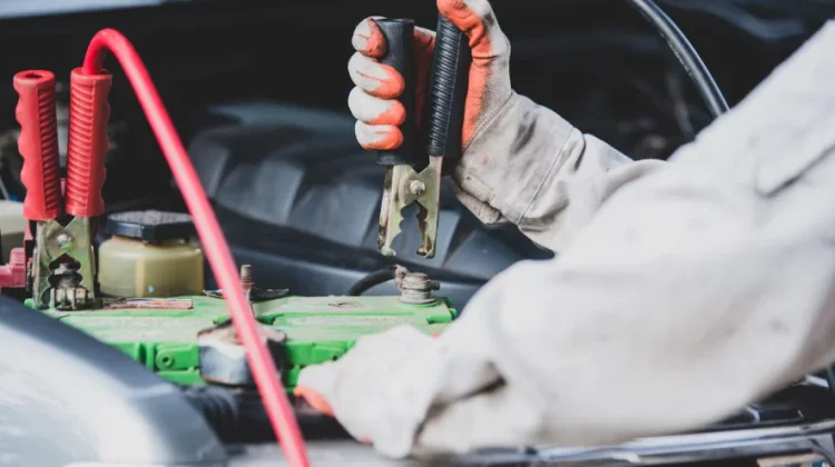 Jangan Tunggu Mobil Mogok, Cek Aki Secara Berkala