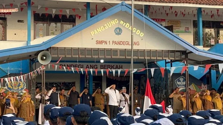 Mentrans Iftihan Pimpin Upacara di SMPN 1 Pandeglang