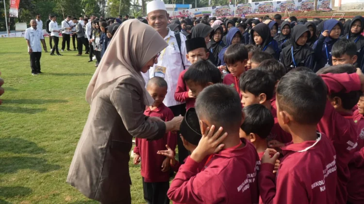 Hari Pertama MPLS, Bupati Dewi Semangati Siswa Sekolah Rakyat