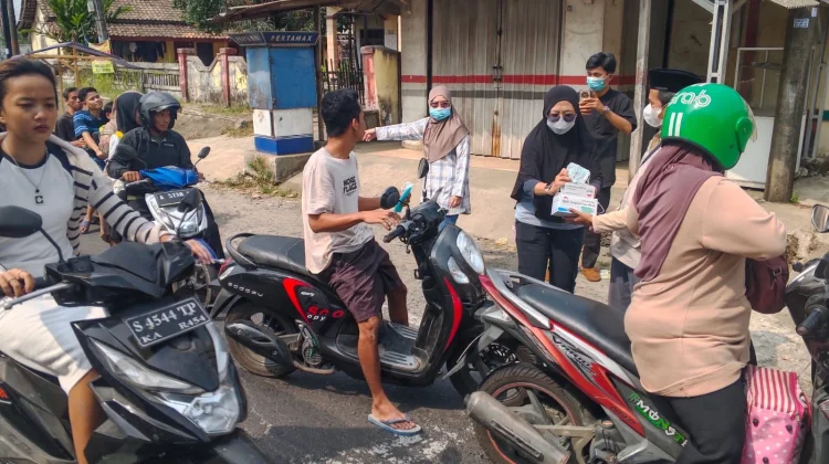 Puskesmas Labuan Bagikan Masker untuk Cegah Abu Vulkanik