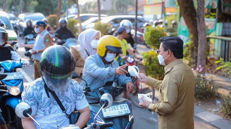 Wali Kota Sachrudin Bagikan Masker ke Masyarakat