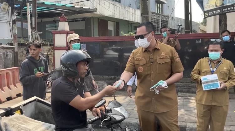 Masker Langka, Pemkot Serang Bagikan Masker Gratis Kepada Warga
