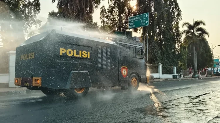 Polres Pandeglang Bersihkan Abu Vulaknis di Jalan Sekitar Alun-alun