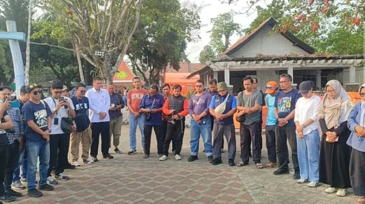 Puluhan Jurnalis Gelar Doa Bersama di Posko Pencarian SAR