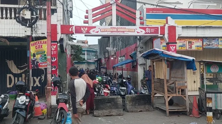 Gang Empang Ditutup, Warga dan Pengunjung Pasar Tertahan