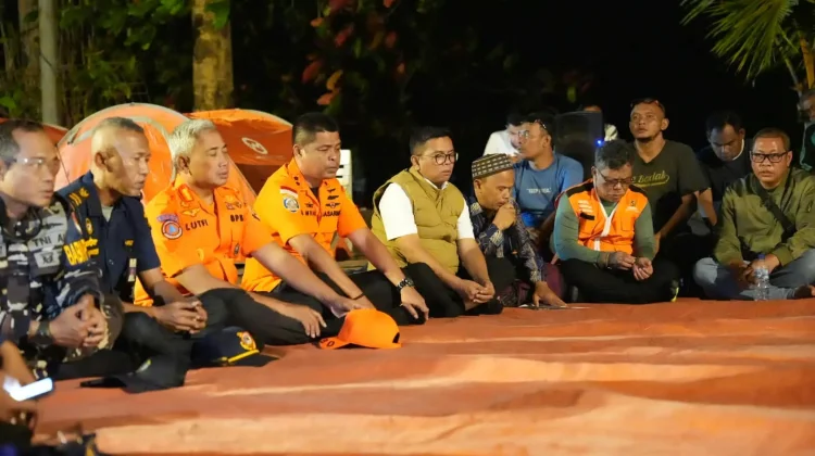 Gubernur Bersama Jurnalis dan Tim SAR Gelar Doa Keselamatan Jurnalis dan Kru Kapal