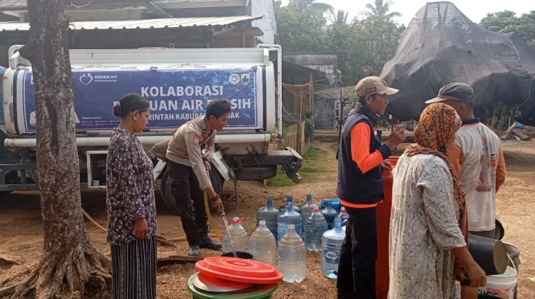 Polsek Panggarangan dan BPBD Salurkan Bantuan Air Bersih di Cihara