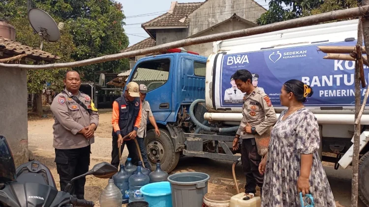 Sebanyak 130 KK Situregen Terima Bantuan Air Bersih dari Polsek Panggarangan