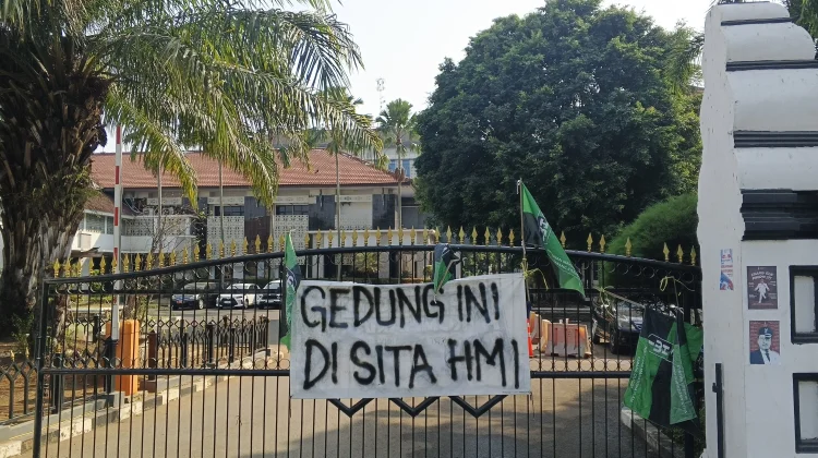 Soroti Anggaran Pegawai, HMI "Sita" Gedung Pemkot Cilegon