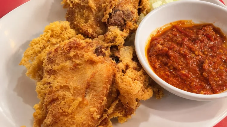 Begini Cara Membuat Pecel Ayam Krispi yang Menggugah Selera