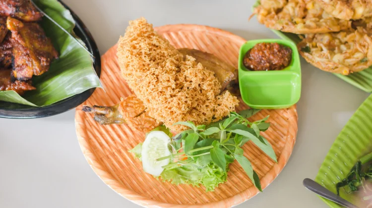 Ayam Goreng Kremes, Gurih Renyah Bikin Nagih