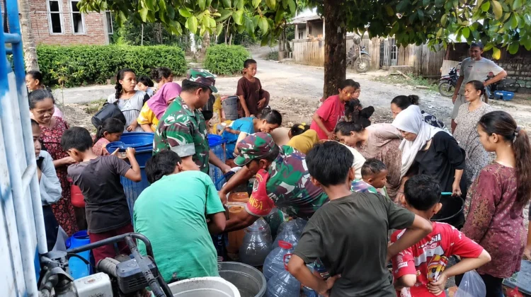 Koramil Bojong Salurkan Air Bersih untuk Warga Mekarsari Pandeglang