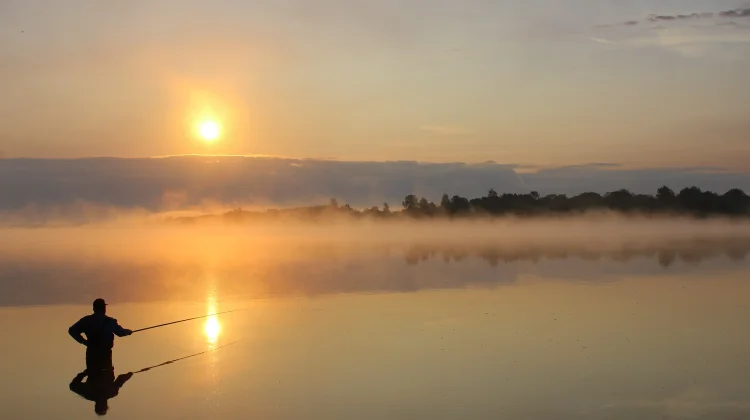 Tip Memilih Lokasi Memancing di Sungai dan Danau