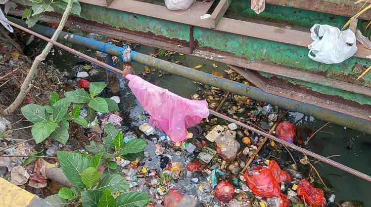 Minim Fasilitas, Sampah Plastik Menumpuk di Bawah Jembatan Carita