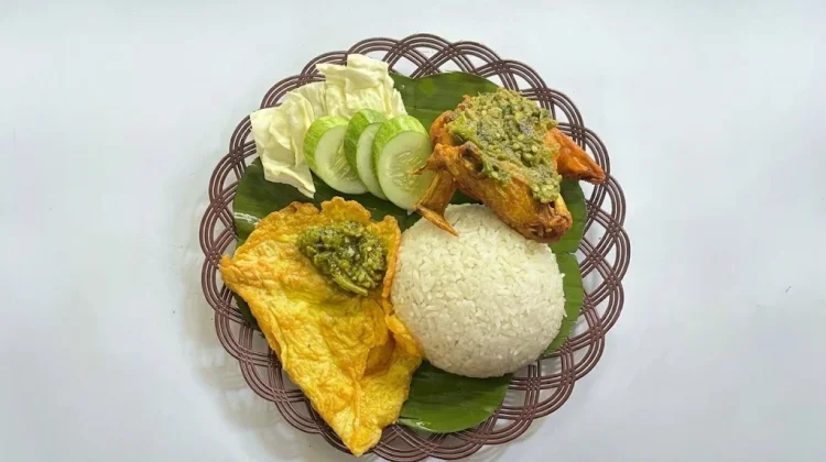 Serba Murah, Ayam Penyet Sambal Royo Beri Layanan Antar Gratis