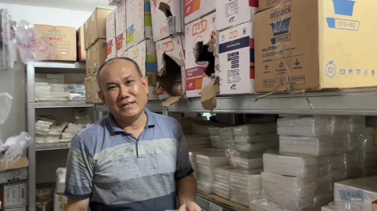 Gery Bertahan Belasan Tahun Jualan Plastik Ditengah Kesepian