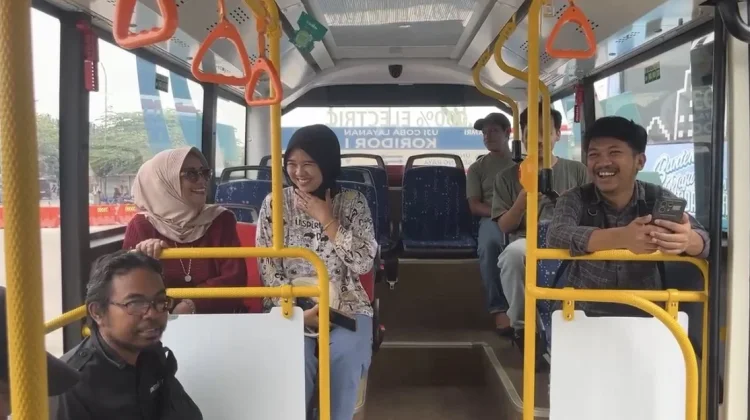 Pemkot Serang Siapkan Tiga Koridor Bus Listrik DAMRI - RRI.co.id