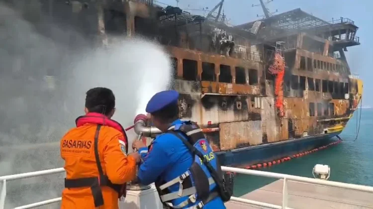 Unsur Gabungan Masih Melakukan Pemadaman KMP Batu Mandi - RRI.co.id