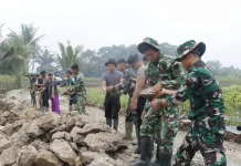 TNI, Polri dan Masyarakat Berjibaku Bangun Jalan di Desa Sukamenak