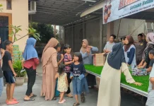 Antrean Senja, Berbagi dan Senyum di Kampung Rancasawah