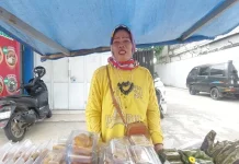 Nana Setia Berjualan Takjil Demi Keluarga