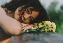 Moneva Mengungkap Luka Cinta Lewat The Idea of You