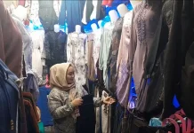 Pedagang Pakaian Pasar Badak Pandeglang Keluhkan Penurunan Pembeli