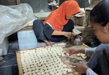 Jelang Lebaran, Warga Magelaran Cilik Sibuk Produksi Kue Satu