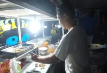 Tiga Dekade Sidik Menggeluti Usaha Pempek di Pinggir Jalan