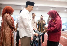 Wagub Salurkan Kursi Roda hingga Bantuan Sosial saat Safari Ramadanl