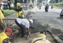 Pasca Banjir Pemkot Tangerang Tambal Kerusakan Jalan Puri Beta Larangan