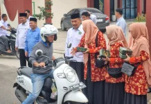 DWP Kemenag Lebak Bagikan Takjil Ramadan ke Pengguna Jalan