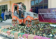 Sebanyak 7733 Botol Miras Hasil Operasi Pekat Dimusnahkan