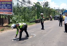 Polisi Tandai Jalan Berlubang Jalur Mudik Pandeglang