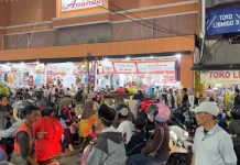 Berburu Baju Lebaran, Warga Padati Royal Baroe Serang Setiap Malam