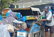 Icikiwir Berbagi Salurkan Bantuan Tukang Becak Serang