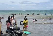 Pantai Anyer Mulai Dipadati Wisawatan