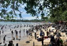 Libur Lebaran, Wisatawan padati Pantai Carita Pandeglang