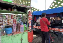 Sholeh, Pelepas Dahaga di Tengah Hiruk Pikuk Jembatan Bogeg